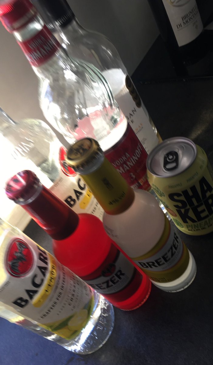 Drukstream med <a href="/GuldbrandtCSGO/">Nicklas Guldbrandt</a> om en times tiiid!! Kom og kig ind 🤪🤪