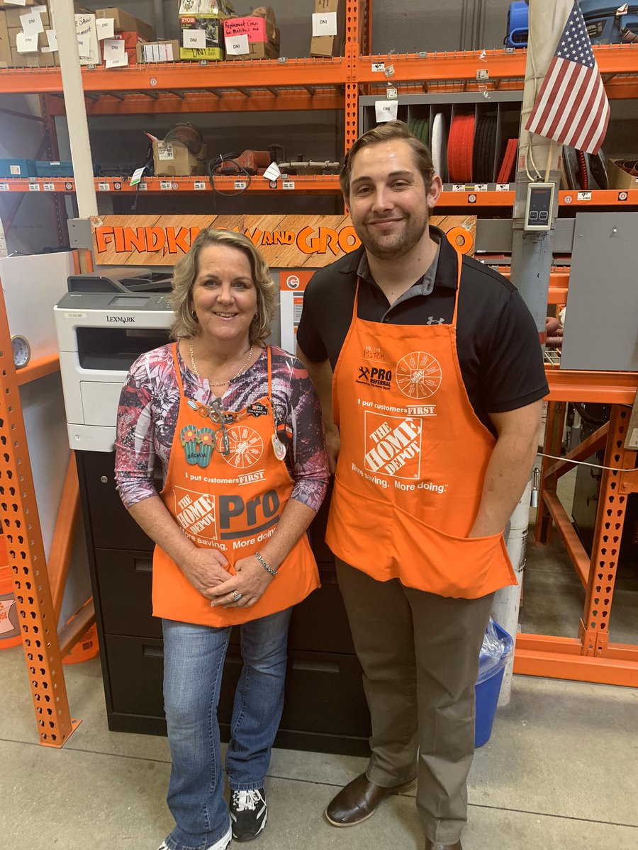 derek_HDPR's tweet photo. Awesome engagement from Karen and Brenda at Pro Desk @6314. Thanks for the hospitality! #proreferral #theproistheshow #pro #d86 https://t.co/mLsf0Nx16A