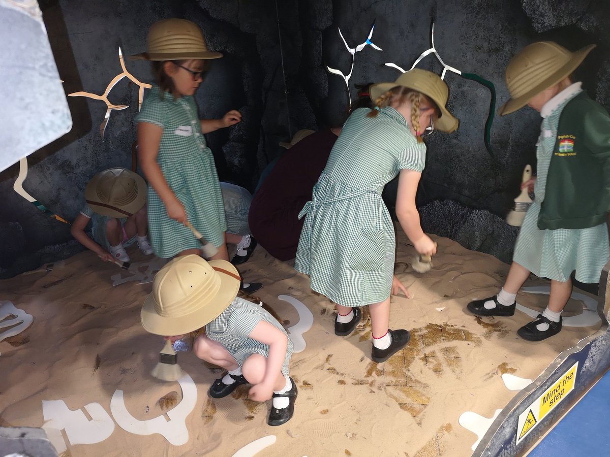 MrsFEYFS's tweet photo. Reception were budding paleontologists, carefully excavating dinosaur bones to recreate a T Rex! Great job! @parishschool1 #parishpride @clevercogsMCR https://t.co/PfoEa3HEAQ