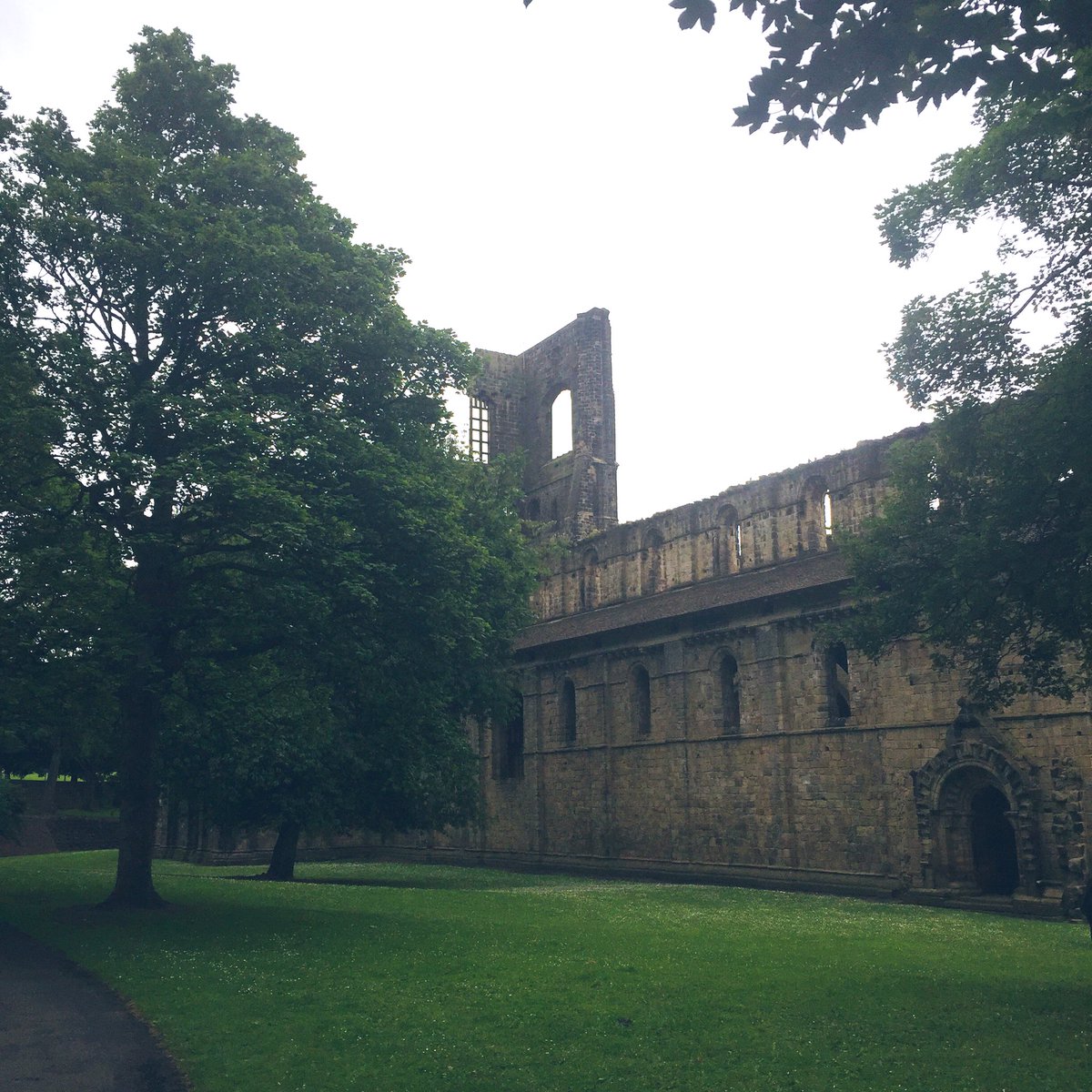 lifestyledbyj's tweet photo. When your walk home from work has stunning views like these, I don’t mind it taking me 1.5 hours power walking 🍃 #walkfromwork #leedslife https://t.co/LRFUGvLj3t