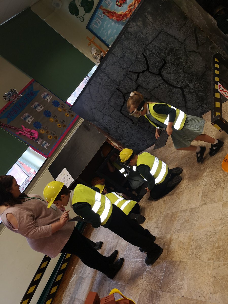 MrsFEYFS's tweet photo. We constructed some great structures and worked as an unstobbale team! Go Reception! @parishschool1 #parishpride @clevercogsMCR https://t.co/v6ywXfjZZp