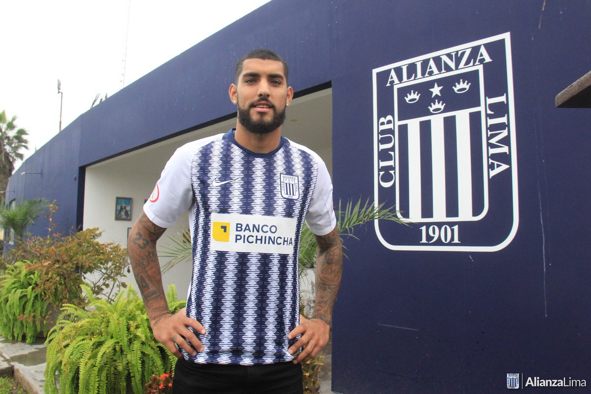 ClubALoficial's tweet photo. 📸Hoy fue la presentación oficial de nuestro refuerzo Adrián Balboa en Lurín y estuvo a cargo de nuestro Gerente Deportivo, Gustavo Zevallos. El delantero uruguayo respondió a todas las preguntas de los medios de comunicación.
#ArribaAlianza 💙 https://t.co/FavZvcaqpx