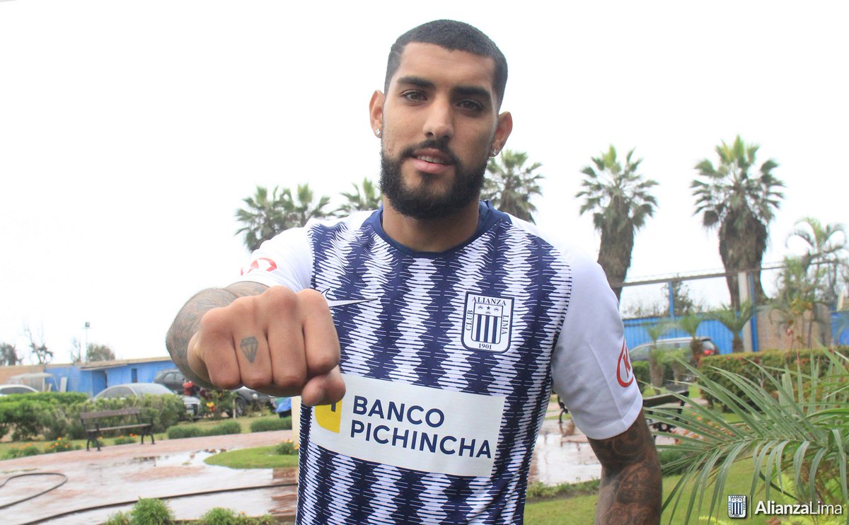 ClubALoficial's tweet photo. 📸Hoy fue la presentación oficial de nuestro refuerzo Adrián Balboa en Lurín y estuvo a cargo de nuestro Gerente Deportivo, Gustavo Zevallos. El delantero uruguayo respondió a todas las preguntas de los medios de comunicación.
#ArribaAlianza 💙 https://t.co/FavZvcaqpx