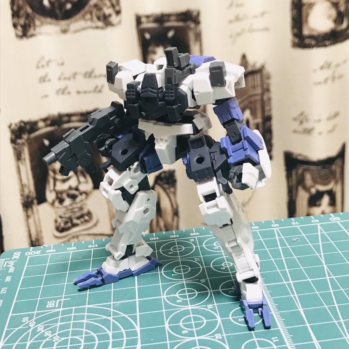 Allelujah 30mm ヴァンツァーが大好きなのでそれっぽく作ってみました 手のひらサイズでカッコ可愛いです 材料 アルトホワイト 1 長距離狙撃用オプションアーマー 1 ニッパー デザインナイフ 接着剤