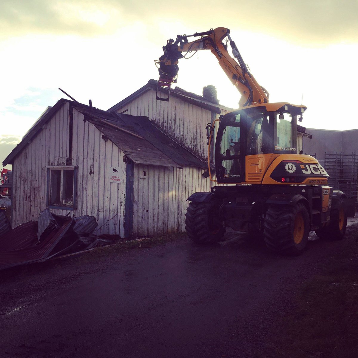 JCBmachines's tweet photo. A precision demolition by Trones Maskin AS in Norway, using the #HYDRADIG. #TiltyTuesday https://t.co/40PWrh4sqG