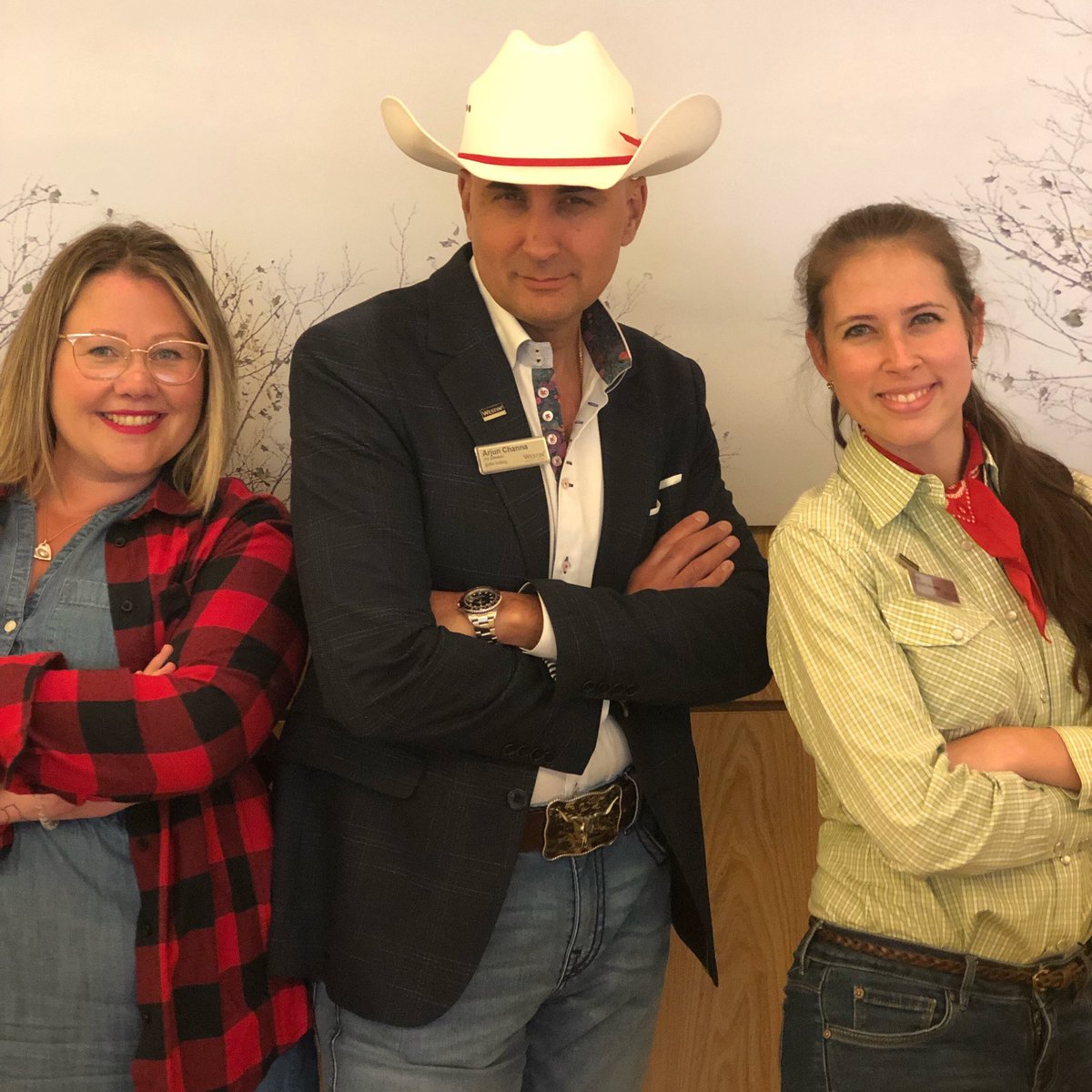 WestinCalgary's tweet image. We’ve got you covered! #westernhospitality #quickcheckin #customerservice #frontoffice #calgarystampede