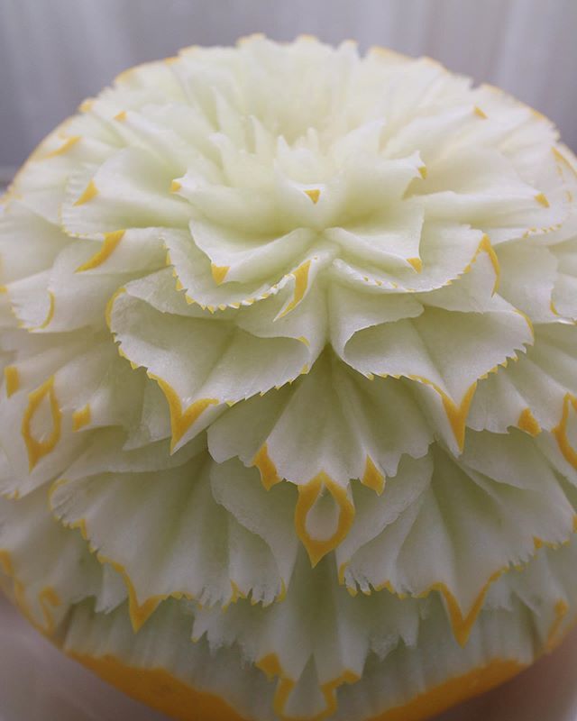 arunada_carving's tweet photo. 昨日、合間合間に何とか時間が取れた黄色いメロン。スイカの小玉〜中玉サイズくらい。黄色が新鮮。
#goldenmelon #losangeles #fruitcarving #LAX
これより離陸🇺🇸✈️
任務終了にて帰ります〜🇯🇵 https://t.co/FAZJt2drFF https://t.co/E5vmavJLQT