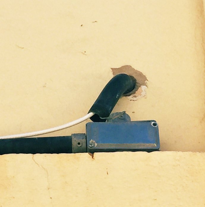 CarlosRibas's tweet image. Vc se preocupa em fazer tubulação p/ q os cabos da @NEToficial sejam devidamente acomodados p/ evitar o contato direto c/ sol e chuva. Isso pelo cuidado com a casa tombada pelo patrimônio histórico. Antes fosse só a pressa ou incompetência. É o desleixo ser a obrigação. #netfail