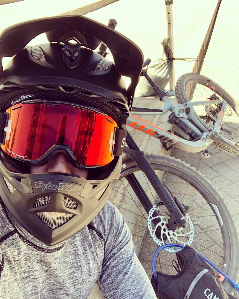 chrisregidor's tweet photo. Can guarantee you I was the only rider wearing @lululemon 😂 #downhillszn #reign2 https://t.co/IVx75kKG94