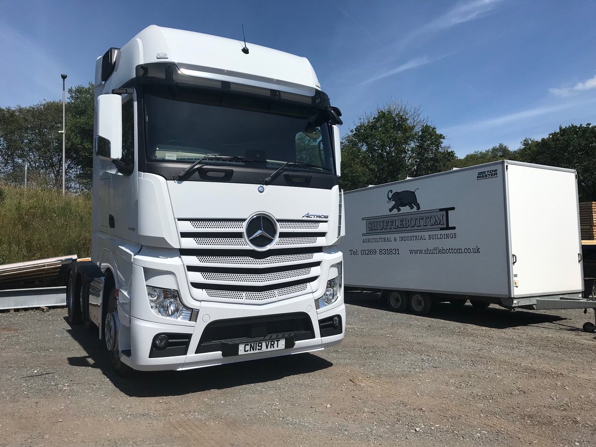 StephenBastin1's tweet photo. #SHUFFLEBOTTOM -Big Thanks to Shufflebottom for the order of Actros 2551 Giga-Space 👍🤓 https://t.co/ulxQSFkdQP