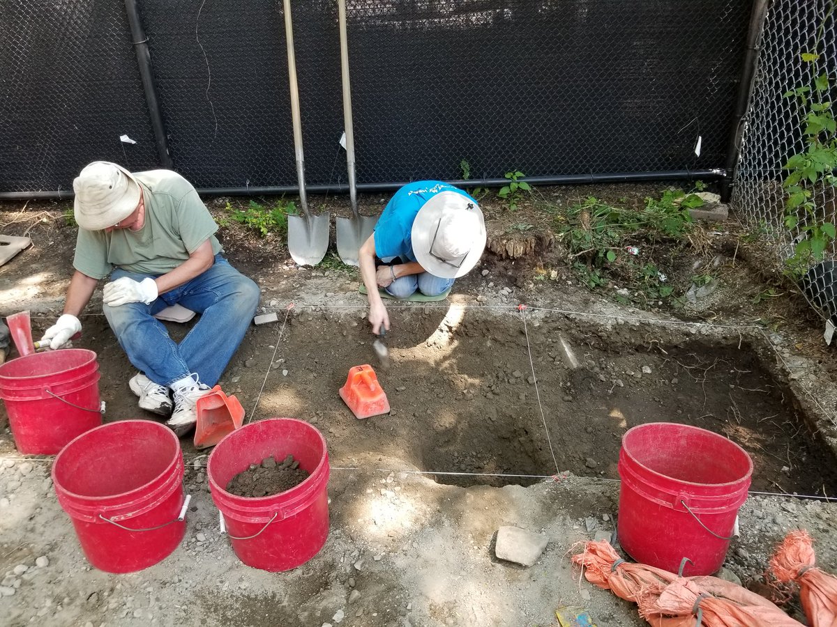 carlwbz's tweet photo. This is an archaeological dig going on in #Chinatown. It began yesterday, coordinated by the city of Boston archaeology program.
#digbos #digchinatown https://t.co/oJlRj7Nbo0