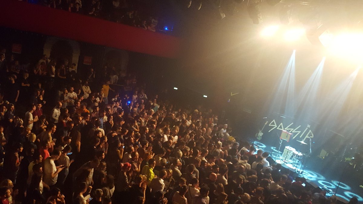 LaurePressac's tweet photo. Parce qu'il faut revenir. Parce que la musique doit gagner. Parce que @GossipMusic saura les faire taire. J ai mis plus de 3 ans à revenir. Parce que ce n'est pas évident, mais qu'il le faut. Rebonjour @bataclan_. #inmemoriam #necmergitur https://t.co/mPkd1USPud