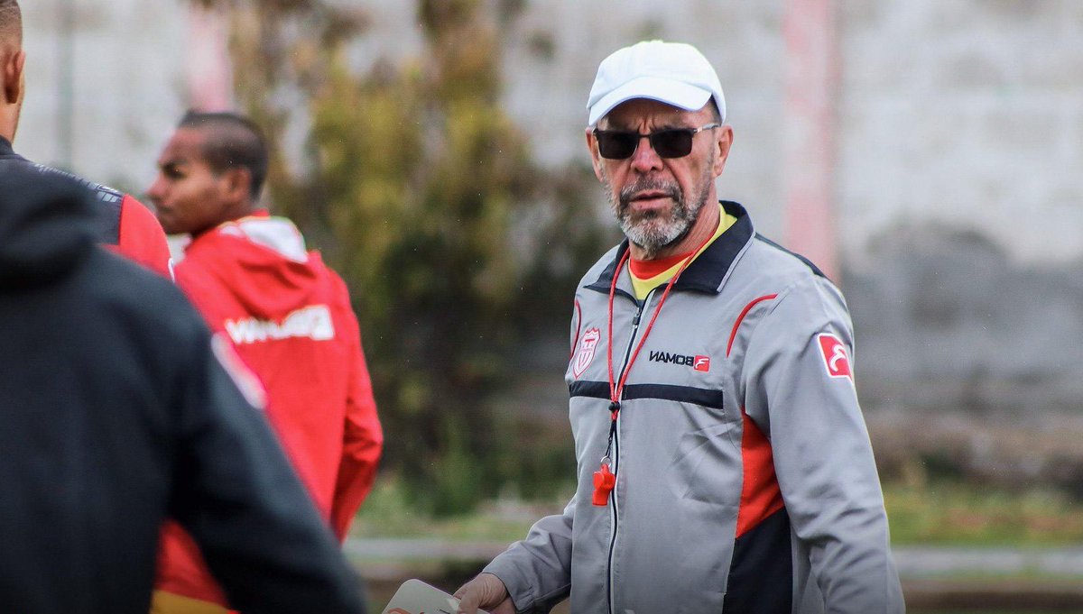 Che Che Hernández DT de <a href="/TecnicoUOficial/">TécnicoUniversitario</a>:
"Necesitamos uno o dos jugadores más en el sector defensivo, ya se habló (con la dirigencia) y está en camino de lograrse. Seguramente que si habrá variantes para jugar ante <a href="/IDV_EC/">Independiente del Valle</a>".

#RadioCentro
#LaRadioDeTodaLaVida