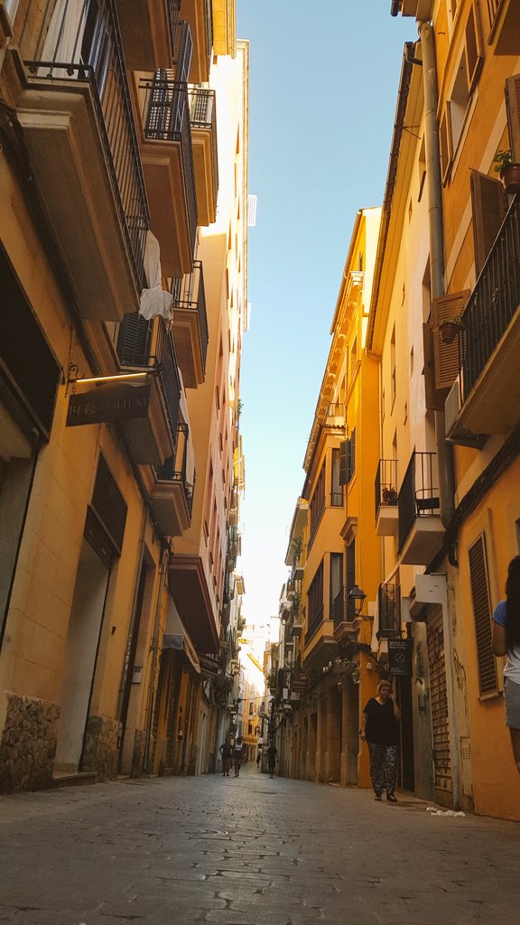 NaazVision's tweet photo. #DMUgobal #spain #Mallorca #exploring #PalmadeMallorca #HWBDMU @hwbdmu #beautyofspain
#DMUstudents #Day2
Had a wonderful day today exploring Palma street market. Brought some hand made jewellery and definitely enjoyed the ice cream. https://t.co/cloddKPCOG