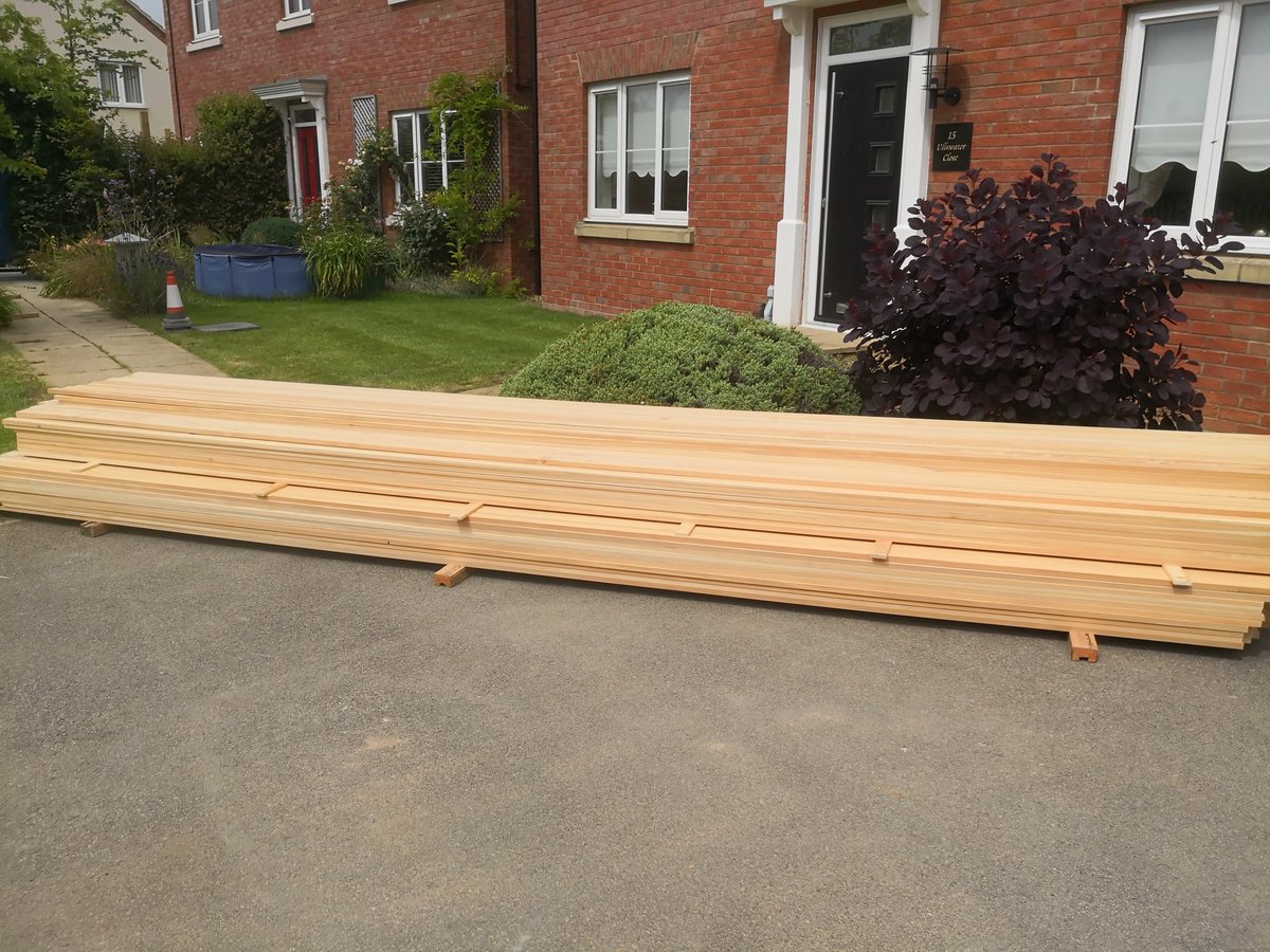 Look at all that larch!!! 400 battens at 5.1 metres. Installing all this #larchscreening is going to keep me busy for next few days. Thanks <a href="/Palmertimber/">Palmer Timber</a> 👍🏻👍🏻