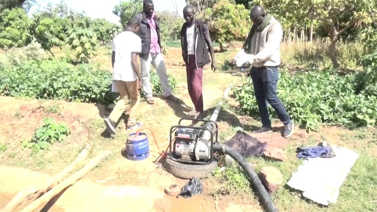 HAlainsawadogo's tweet photo. Le gaz butane pour faire fonctionner les motopompes.Une innovation technologique des maraîcherculteurs de la région du Nord (Burkina).cette méthode a des avantages en matière d'économie selon les producteurs. #agriculture #FaOI2019 #fao #agriculteurs #agribisnes #Burkina #lwili https://t.co/GjVecURKml