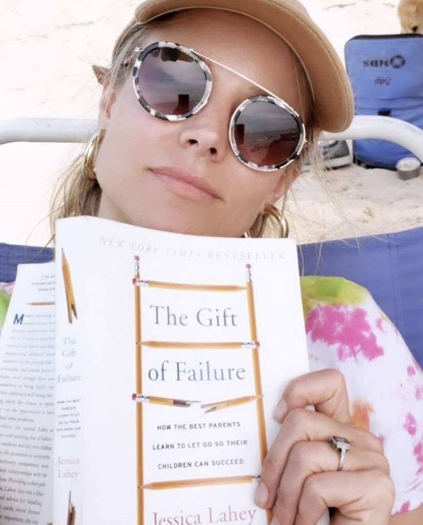 @IMKristenBell shares she’s loving “The Gift of Failure” by @jesslahey 
#BookRecosFromCelebs #bookrecos #book #NYTimesbestseller #kristinbell #thegiftoffailure #jessicalahey #frozen #psychology #veronicamars #thegoodplace #childpsychology #parenting #parentingbook #parentingbooks