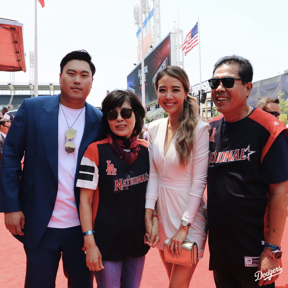 Dodgers's tweet photo. Doc and the Korean Monster have arrived. #AllStarGame https://t.co/6sk62ni6XY