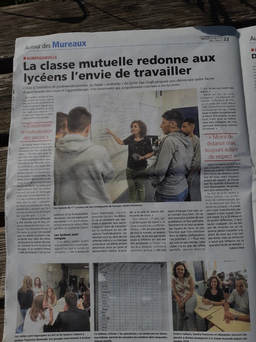 VFaillet's tweet photo. La #ClasseMutuelle de 1ère S du Lycée Van Gogh d'Aubergenville sera reconduite en TS l'année prochaine à la demande des élèves ! Une belle réussite. Une belle équipe et trois salles de classe équipées de tableaux ! Bravo ! Notez l'idée du tableau "Les spécialistes" @Questions2C https://t.co/EKulGIlxlE