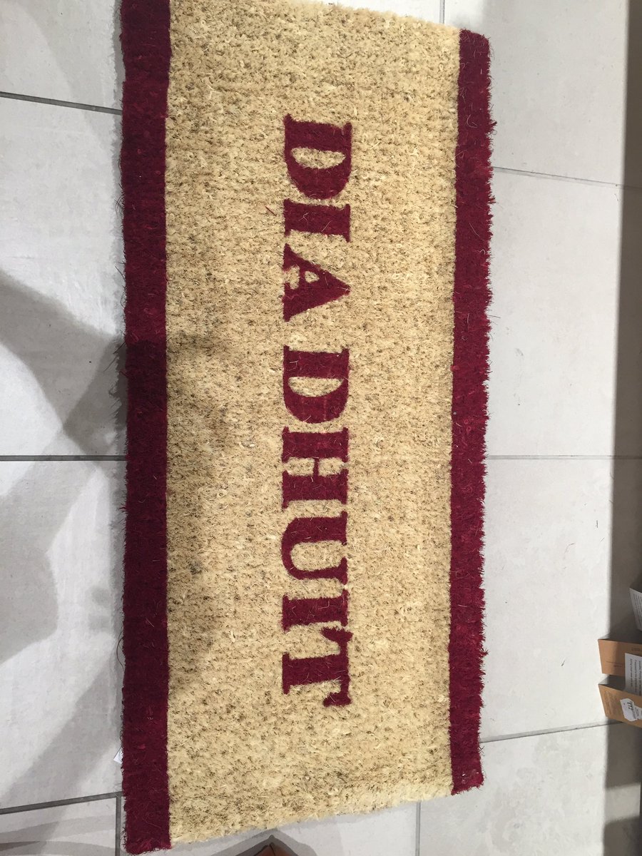 Ar bís lena hearraí seo ó <a href="/dunnesstores/">Dunnes Stores</a> Dhá rud a bhfuil an-dúil agam iontu, stíl <a href="/hjamesdesign/">helen james</a> &amp; an #Gaeilge 😍