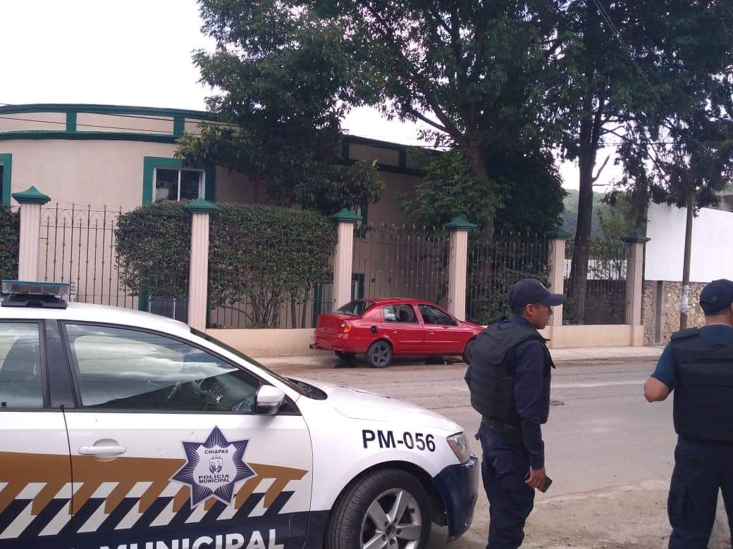 DiarioChiapas's tweet photo. 🚨#Región | Sujetos armados a bordo de dos unidades #secuestraron a un joven en la zona de #Merposur, en el callejón Guadalupano sobre el eje vial dos, en #SanCristóbalDeLasCasas
Tras una persecución, lograron dar alcance a un joven a bordo de una unidad #Vento de color rojo. https://t.co/OV2broL1Am