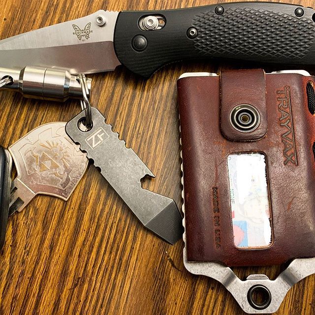 yasec_life's tweet photo. Got some upgrades to my carry!
.
.
#everydaycarry #pocketdump #knives #knifelife #keyarmory #urbancarvers #zerofeud #trayvax #benchmade https://t.co/s2rS6Knd6l https://t.co/ACBJOEH4p9