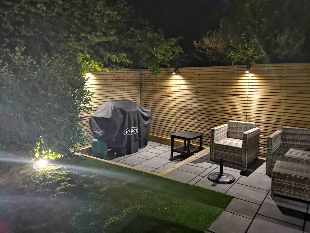 BuckinghamsLand's tweet image. After pictures of a project recently completed in East Grinstead. Bradstone paving, artificial turf and some contemporary fencing and lighting #hardlandscaping #hardlandscapingdesign #patio #artificialgrass #fencing #gardenlighting