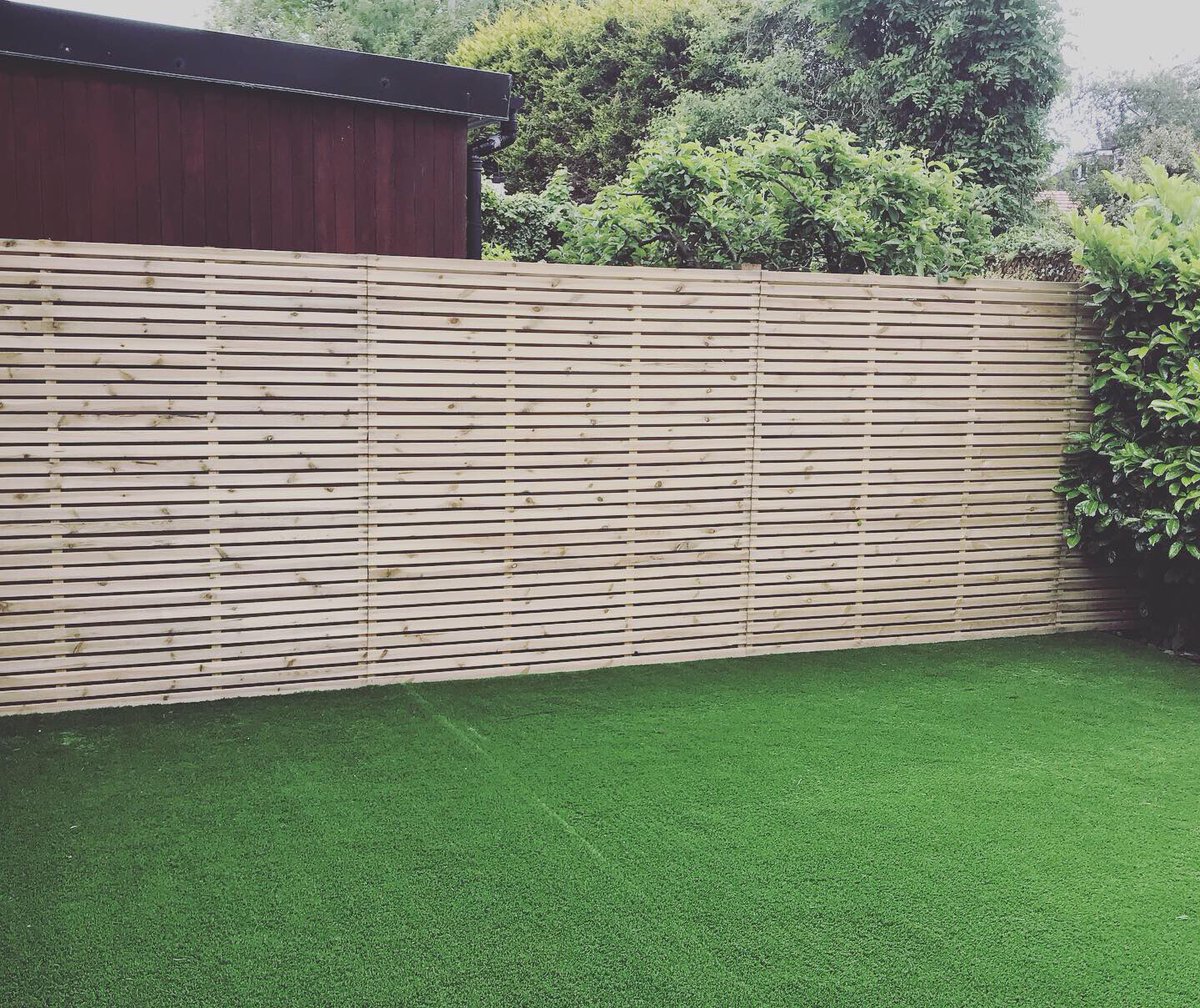 BuckinghamsLand's tweet image. After pictures of a project recently completed in East Grinstead. Bradstone paving, artificial turf and some contemporary fencing and lighting #hardlandscaping #hardlandscapingdesign #patio #artificialgrass #fencing #gardenlighting