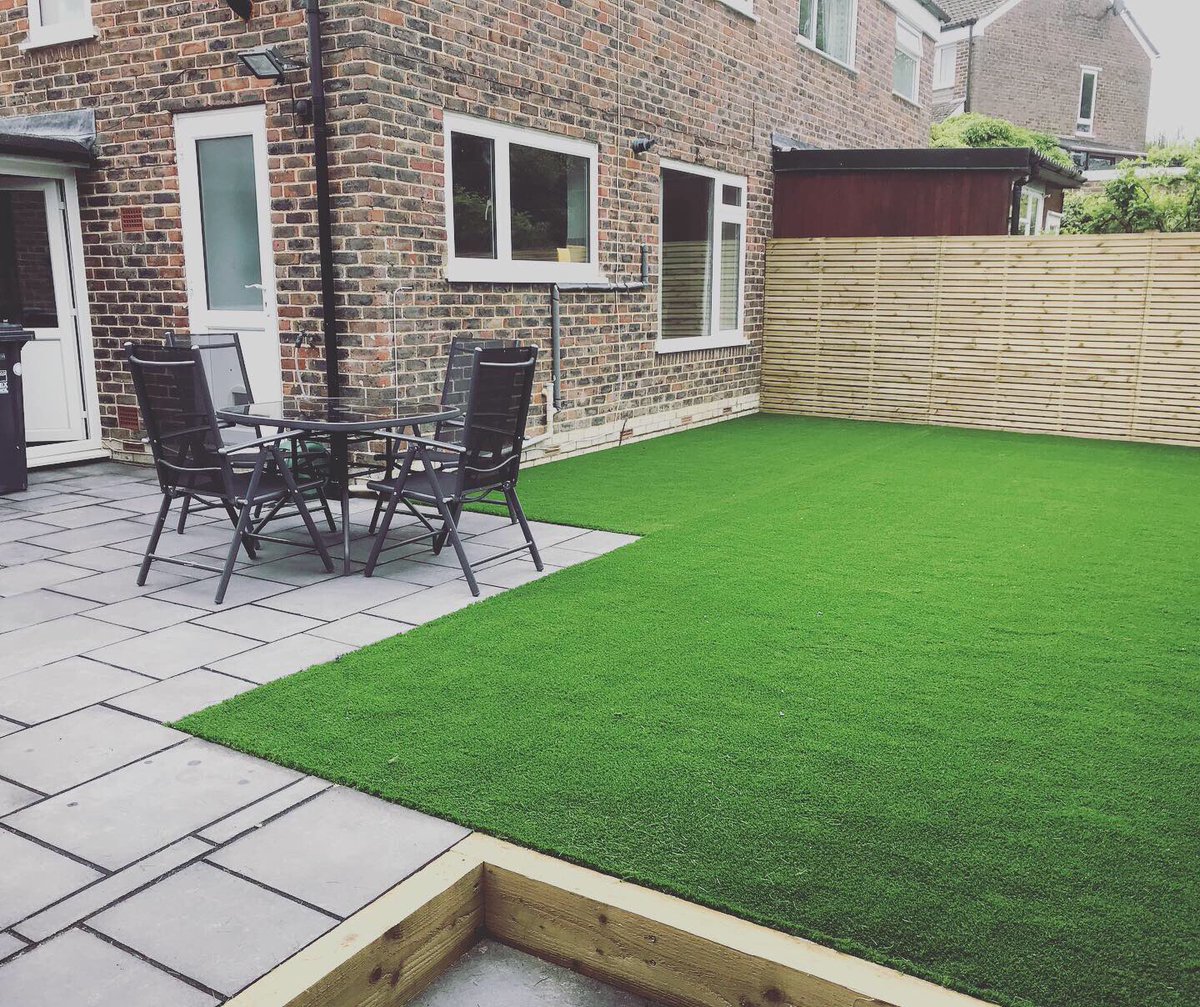 BuckinghamsLand's tweet image. After pictures of a project recently completed in East Grinstead. Bradstone paving, artificial turf and some contemporary fencing and lighting #hardlandscaping #hardlandscapingdesign #patio #artificialgrass #fencing #gardenlighting
