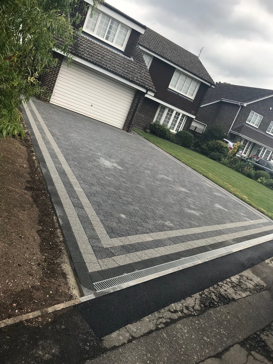 Another striking driveway completed today using Marshalls argent dark and light colours with their metro dark as an edge@marshallsreg ⁦@MarshallsGroup⁩ #bestbyfar ⁦@Erikawa01814601⁩ ⁦@Waynoro⁩