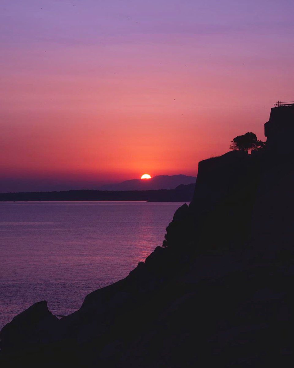 Le soleil se couche sur Calvi
Pour récupérer vos bracelets pour la Closing Party de demain et éviter une trop longue file d’attente, rdv à l’entrée des Docks à la billetterie, où demain à l’entrée de la plage In Casa 
📷 <a href="/NikkosALLEGUEDE/">ALLEGUEDE Nicolas</a> / <a href="/WasabiArtwork/">WasabiArtwork</a> 
#calviontherocks