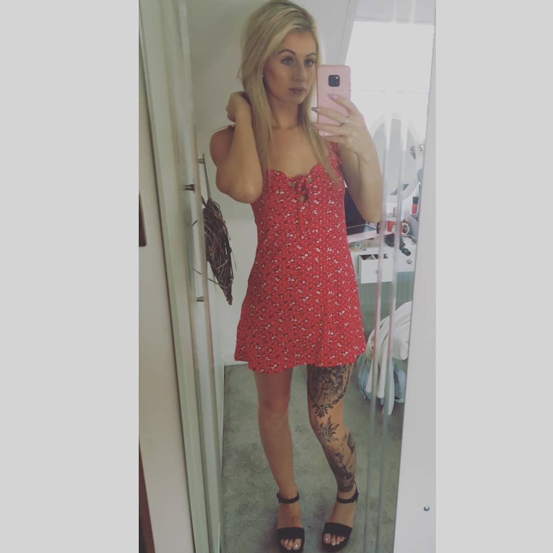 JazzPollington's tweet photo. Pretty red dress 💁🏼‍♀️ #littlereddress #newlook #legsleevetattoo #blondie https://t.co/zAMguF8Awd