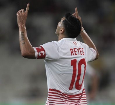 Creo que debería de haber una propuesta para que la tienda oficial del Club serigrafiara el dorsal número 10 y el nombre de Reyes gratis a cada aficionado que quiera llevar para siempre a nuestra leyenda, sería un bonito gesto. RT si os parece bien <a href="/SevillaFC/">Sevilla Fútbol Club</a> #ReyesLeyenda