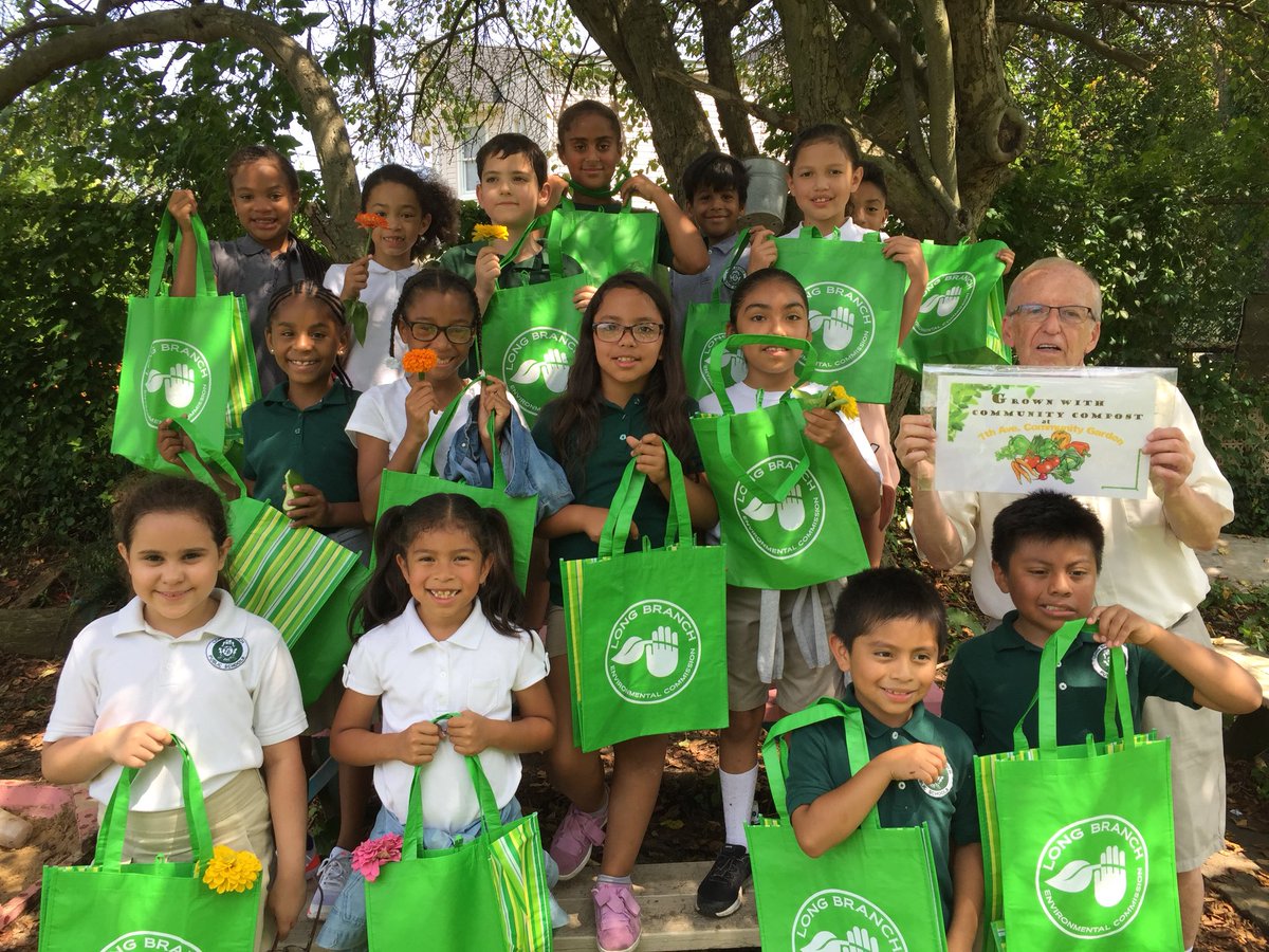 michele_morey's tweet image. Thank you @LongBranchEC for a great time in the community garden today! @greener_glc @MelanieLBPS Summer Camp goes green! 🥒🥬🥦🥝🌱