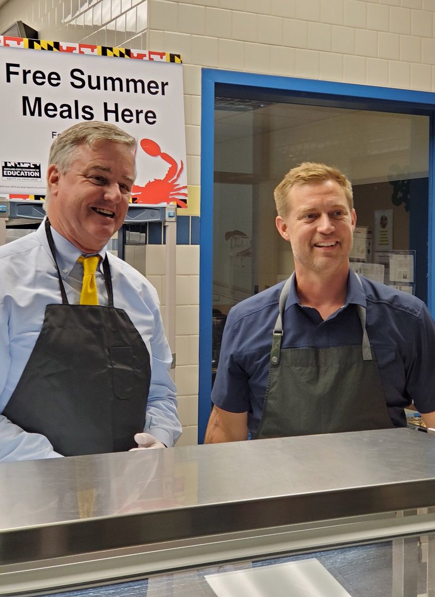 FCPSMaryland's tweet photo. A huge thanks to Congressman @RepDavidTrone &amp; award winning Chef @BryanVoltaggio for serving our students during the #SummerMealsMD program at @LNESPanthers today!
Healthy nutrition for the mind &amp; body!
@FCPSFoodService 
#NoKidHungry
#FreeSummerMeals https://t.co/hH2wd5wP1Z