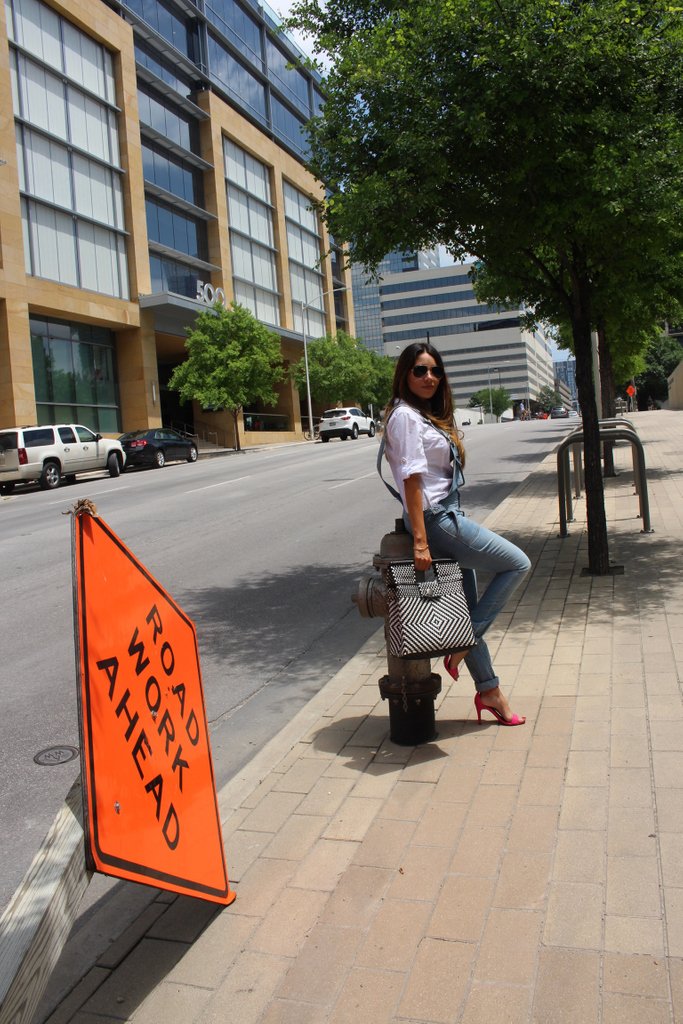 Grab your bag and explore your city! ⠀⠀
.
.
.

#ootd #newyorkstyle #igstyle #fashionpost #whatiwore #handbags #handbaglover #crueltyfree #ethicalfashion #veganfashion #veganhandbags #summervibes #summerstyle #summersale