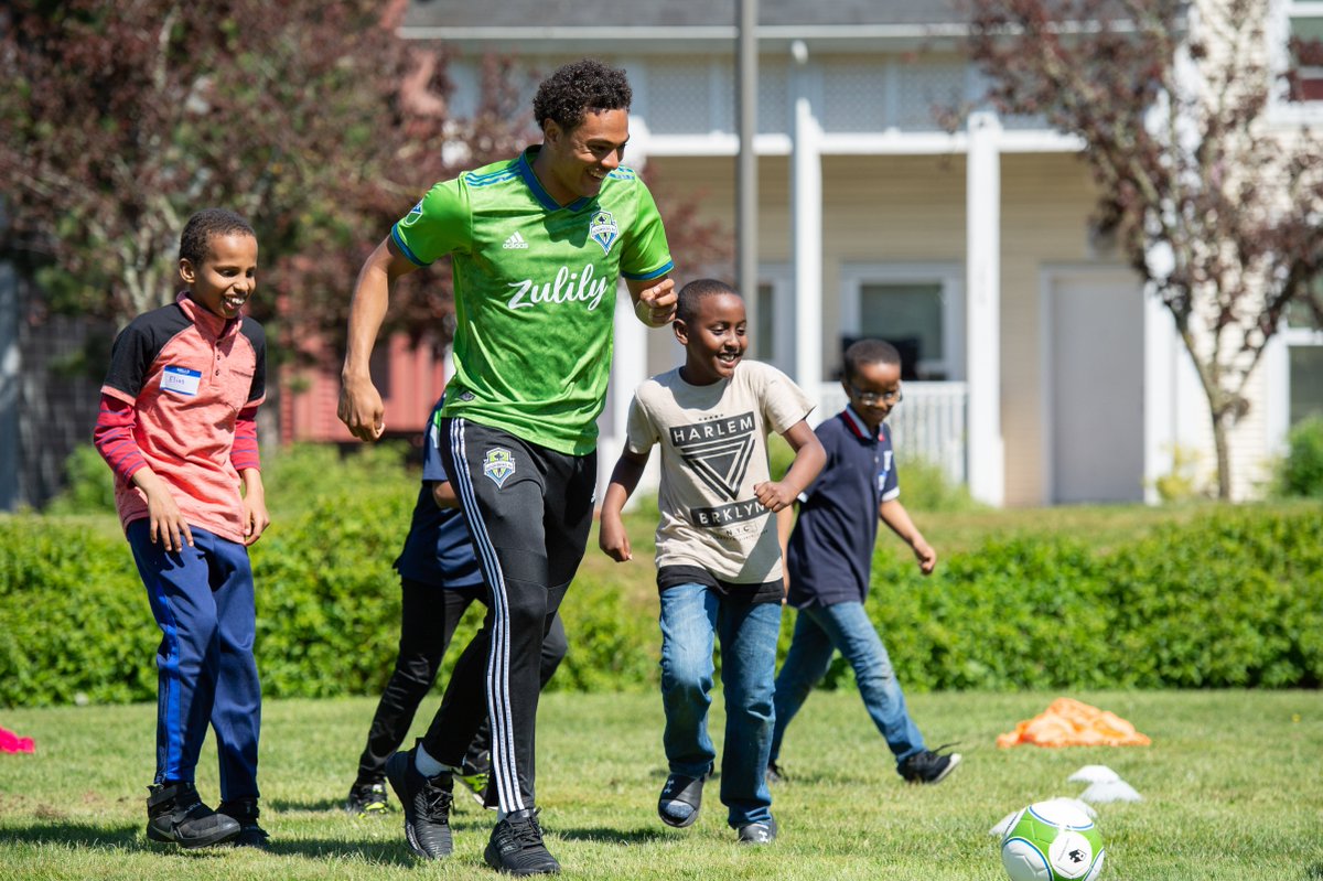 RaveFound's tweet photo. Check out @henry_wingo playing soccer with kids at a recent free RAVE soccer clinic. This Sunday @SoundersFC celebrates RAVE and gives fans many ways help bring the beautiful game to more communities! Check it out: https://t.co/hFd4vqJWZE
#FANS4FIELDS https://t.co/JOSMtnsrhK