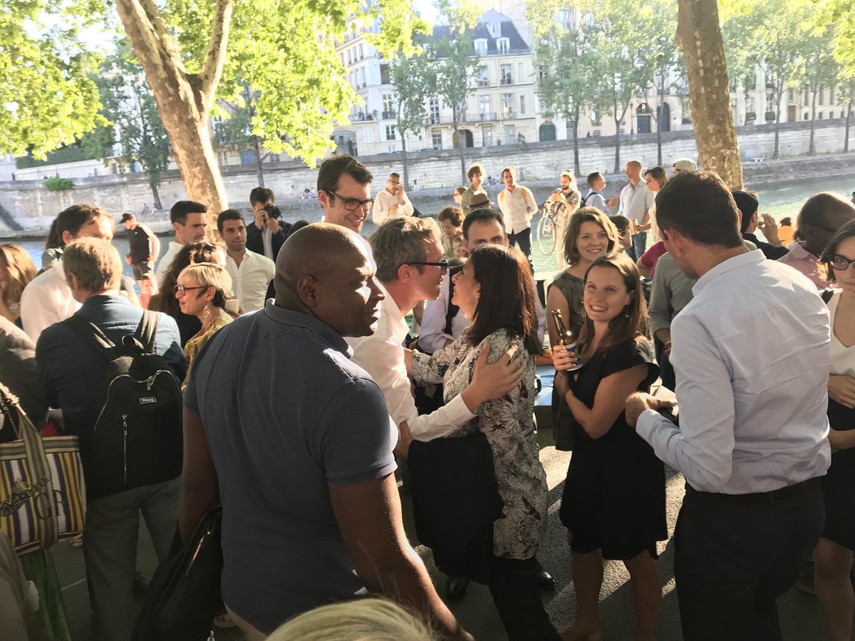 il y avait plein de monde ce soir à l'apéro de <a href="/Paris_EnCommun/">Paris En Commun</a> sur les quais de seine, même <a href="/Anne_Hidalgo/">Anne Hidalgo</a> et <a href="/BorisVallaud/">Boris VALLAUD</a> 😍☀️🍷🍺