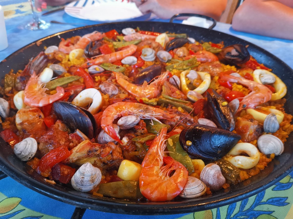 big_rach's tweet photo. Very average paella for tea tonight 🤣🤣🤣 @lovesgreece01 @manutdgods2 @bspencer92 https://t.co/dWxIxwqsWT