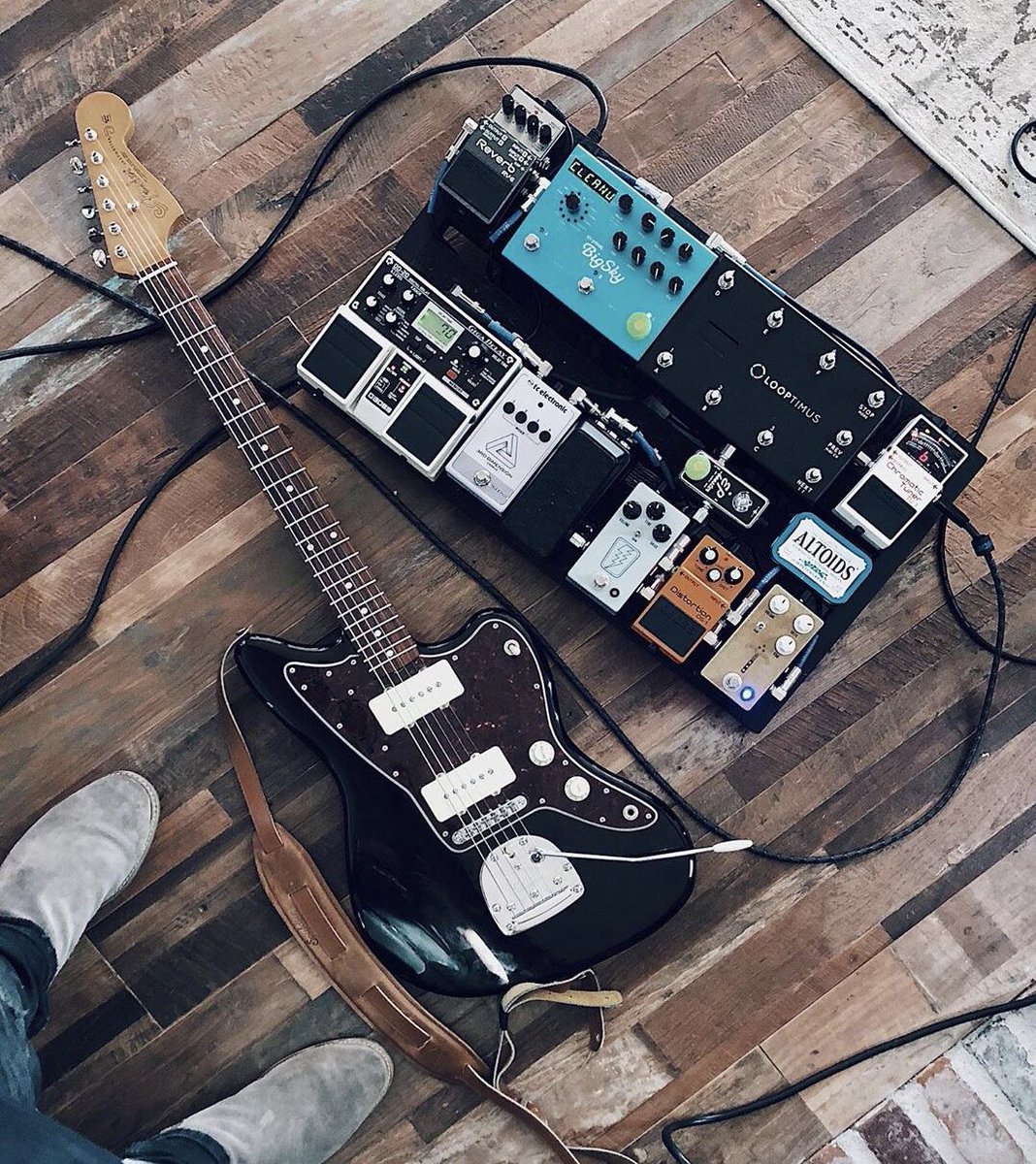 LoopCommunity's tweet photo. Awesome loop rig from @amurguia91! What pedals do you love using at your church? #looptimus #looprig #pedalboard #worshipleader #loopcommunity https://t.co/QoLkFaLlfN