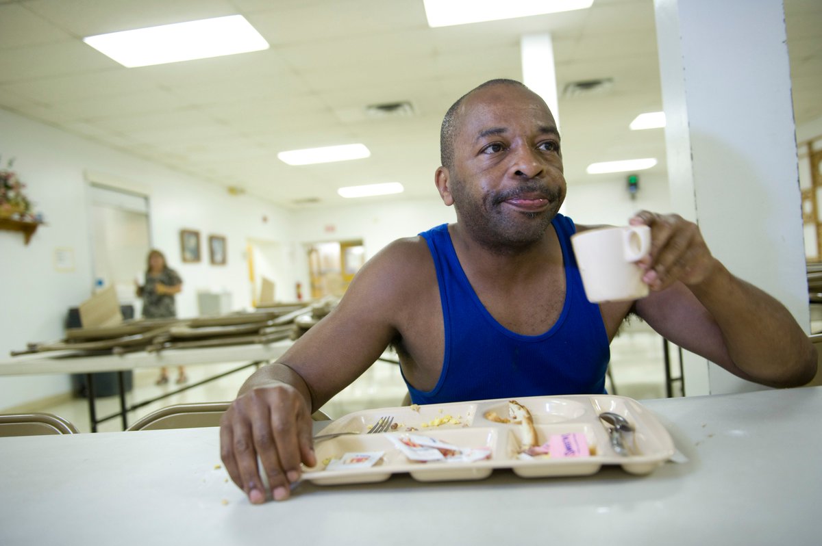 LifePathYork's tweet photo. Back from vacay? Meal Service volunteers needed in food services! Mon - Fri lunches and dinners. No orientation! Can you give us a shift or two? Sign up at https://t.co/fIPl8jGvNG. https://t.co/po54h88WrI