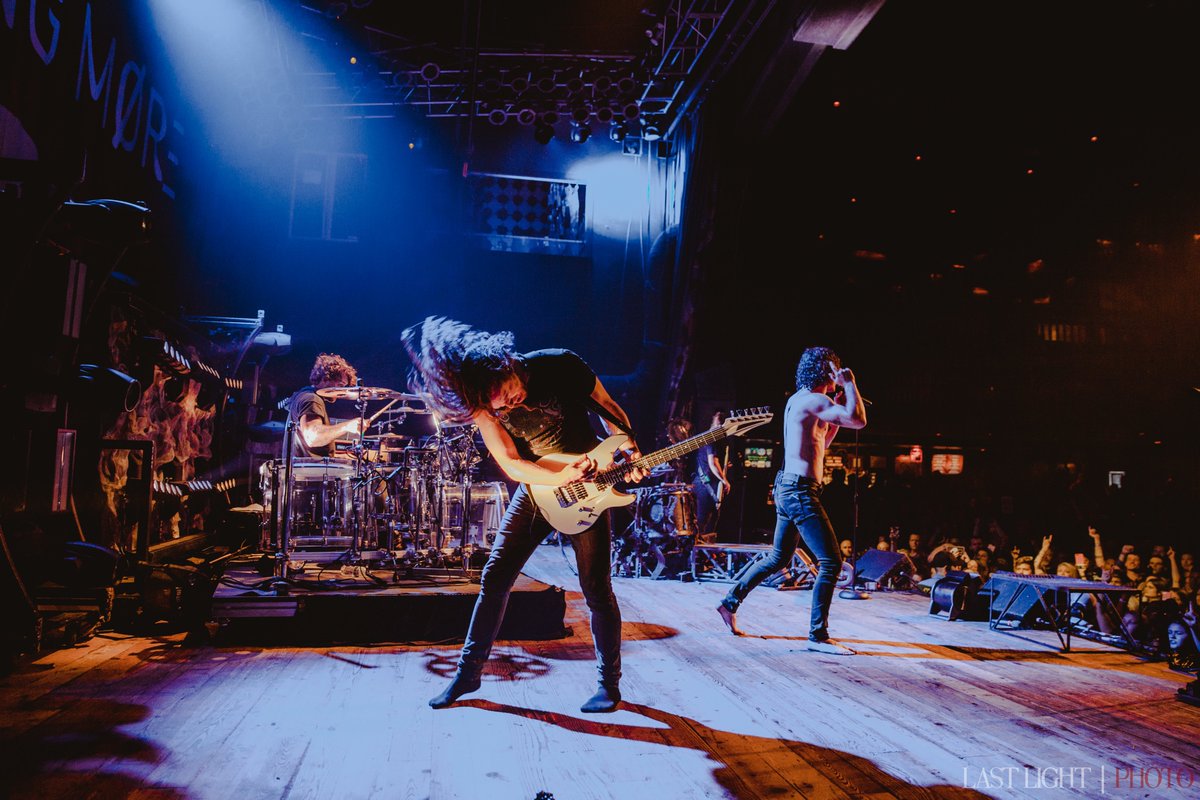 nothingmorerock's tweet photo. While we have some time off this summer, don't forget that @markvollelunga is offering guitar lessons over Skype and FaceTime from home. Email for more info: marknothingmore@gmail.com

#NothingMore #MarkVollelunga #GuitarLessons #AristidesGuitars #GibsonAcoustic #TruthTour #ɥʇnɹʇ https://t.co/fvyqQPGCFo