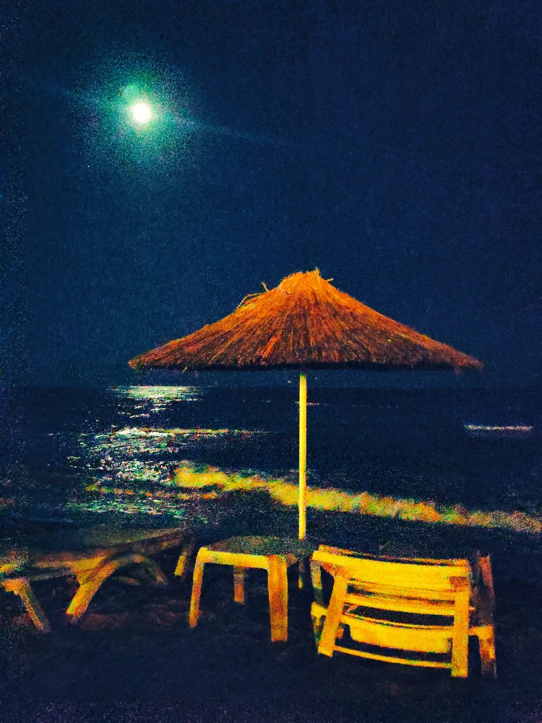 Bir gece,
Gecede bir uyku..
Uykunun içinde ben..
Uyuyorum,
Uykudayım,
Yanımda sen