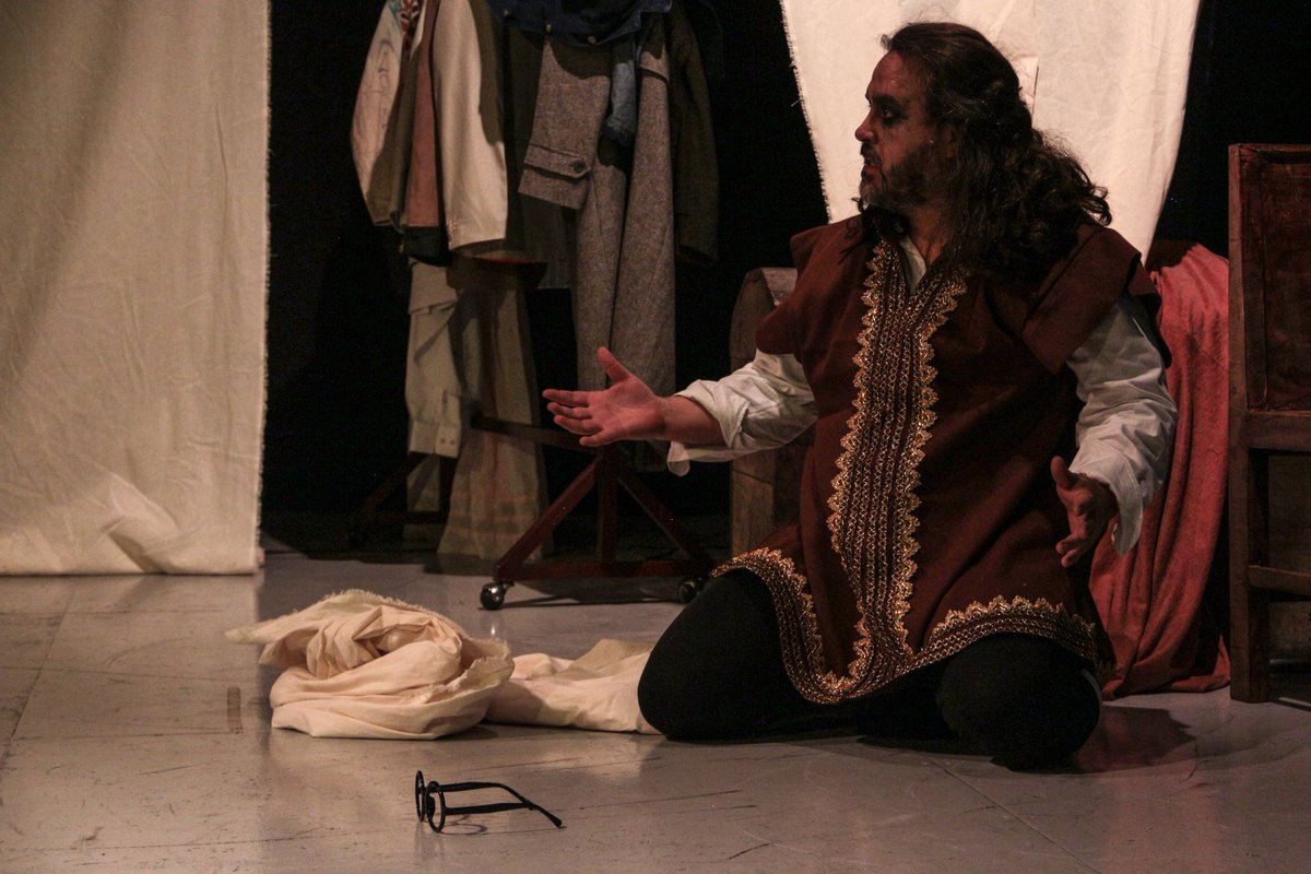 teatroEC's tweet photo. Thin es uno de los personajes de reparto que sueña con la fama y el éxito, mientras tanto está naufragando en un ensayo de una obra de #shakespeare. Todos están invitados a ver esta obra del teatro 🎭 cientifiko en el @espacio_vacio_ https://t.co/soqrrM071Z