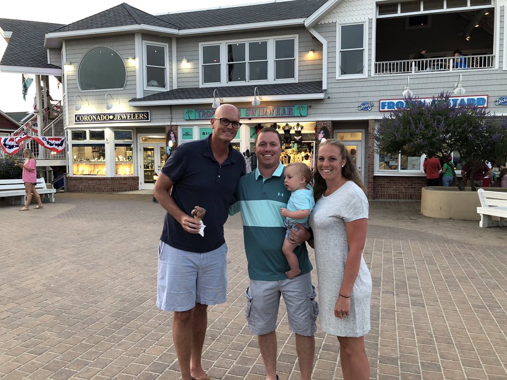 JerryWagner87's tweet photo. @notthefakeSVP Thanks for the picture!  I appreciate you taking a few seconds away from your family to take a picture with mine.  Awesome guy.  All-time @espn favorite. https://t.co/1HbbnXcCnD