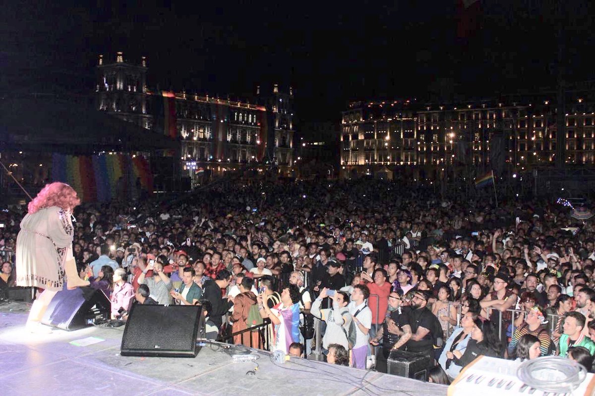 STARPROMX's tweet photo. Fotos de @la_prohibida y su participación en la pasada @MarchaLGBTCDMX el 29 de junio de 2019 🌈 donde cantó sus éxitos “Flash” y “Baloncesto” , así como dos tracks de su nuevo disco: “Schleswig-Holstein” y “Ruido”.
#orgullo41 🏳️🌈 https://t.co/STbIiB8aou