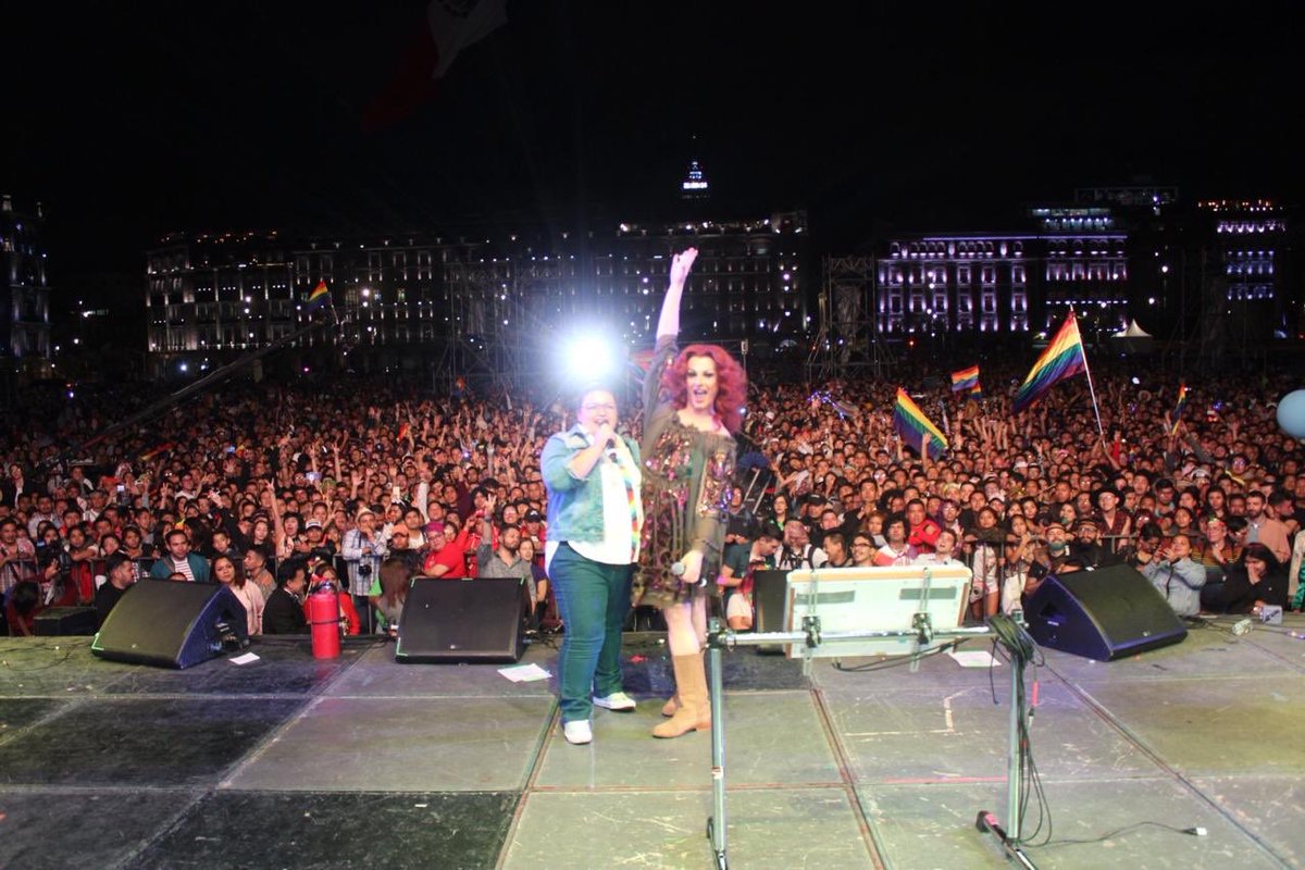 STARPROMX's tweet photo. Fotos de @la_prohibida y su participación en la pasada @MarchaLGBTCDMX el 29 de junio de 2019 🌈 donde cantó sus éxitos “Flash” y “Baloncesto” , así como dos tracks de su nuevo disco: “Schleswig-Holstein” y “Ruido”.
#orgullo41 🏳️🌈 https://t.co/STbIiB8aou