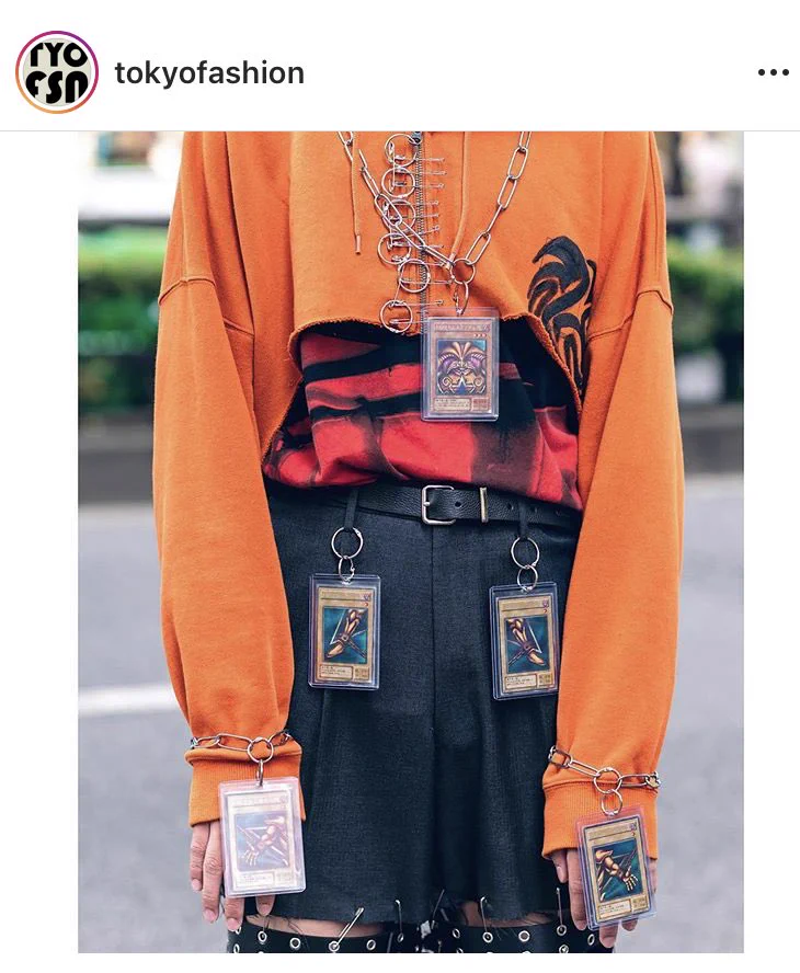 こんなところにデュエリスト！？ファッション感覚で遊戯王カードをぶら下げるやつwww