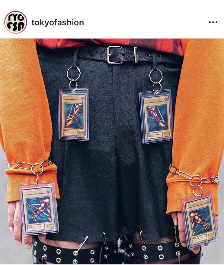 こんなところにデュエリスト！？ファッション感覚で遊戯王カードをぶら下げるやつwww