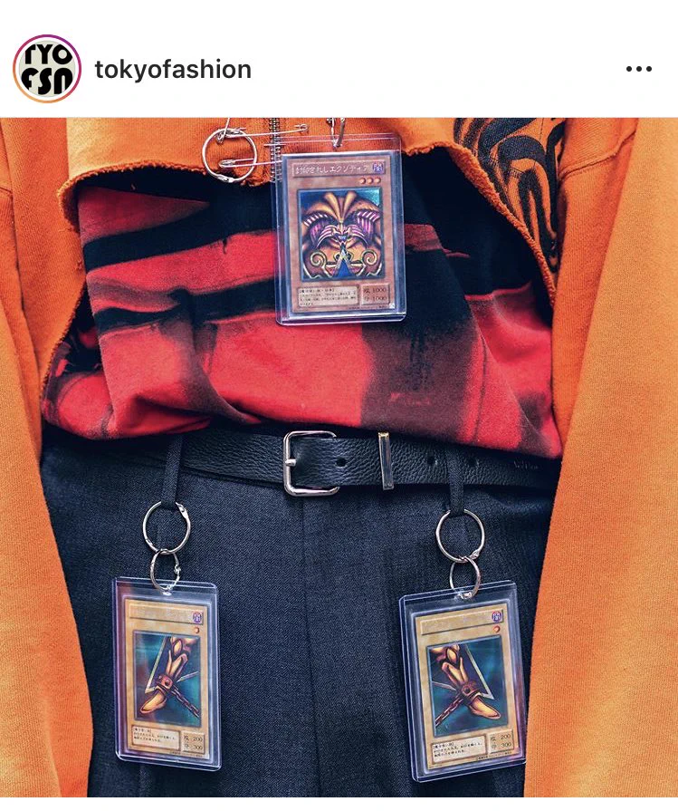 こんなところにデュエリスト！？ファッション感覚で遊戯王カードをぶら下げるやつwww
